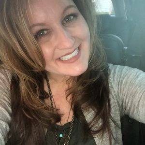 Meet your Posher, Lora